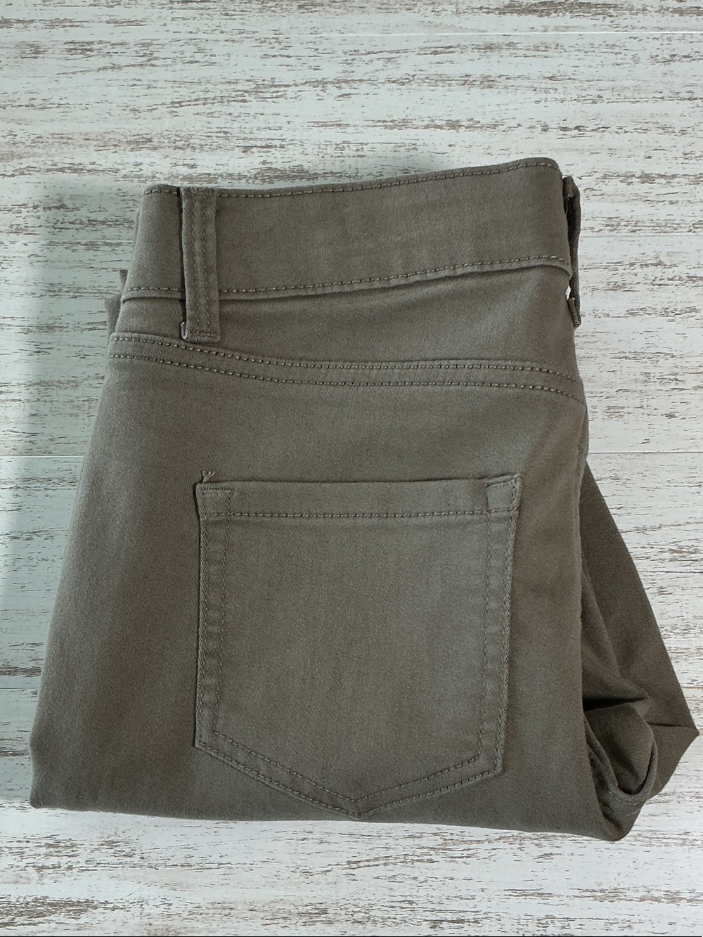 NWT Liz Claiborne Sara Slim Leg Pants 4P Walnut Mid Rise Secretly Slimming - Picture 9 of 13